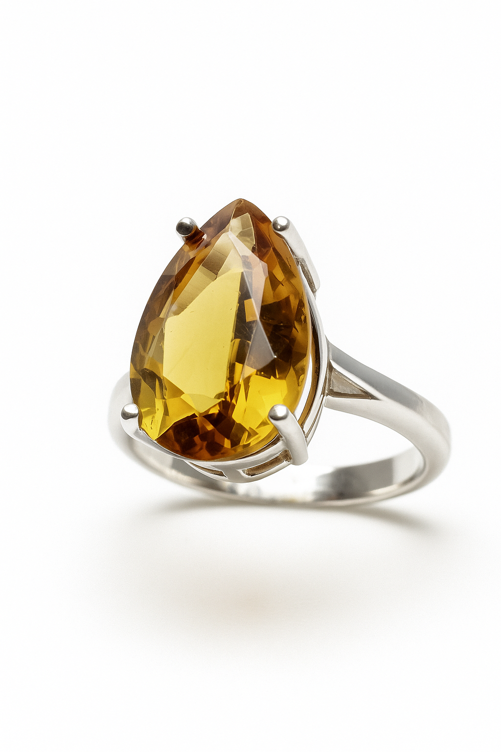 Ring pear-shaped Zultanite gemstone at its center